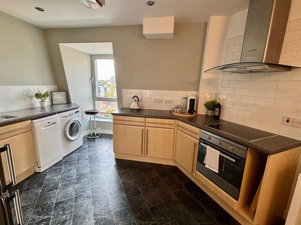 Property photo 3 of 18 Kitchen