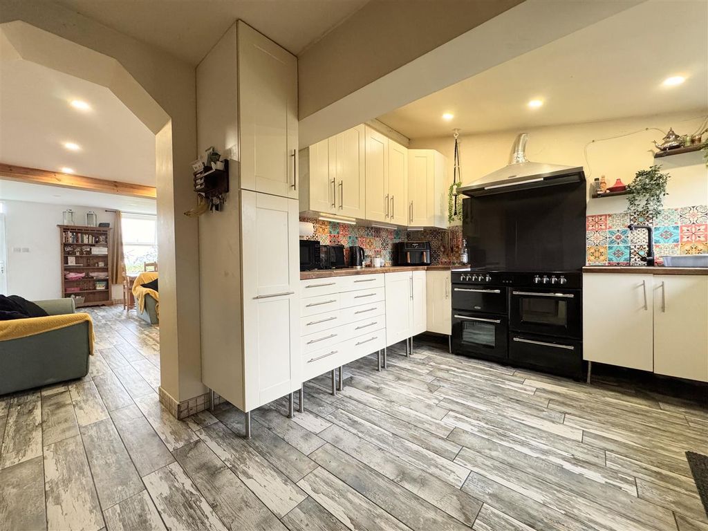 Property photo 3 of 33 Kitchen