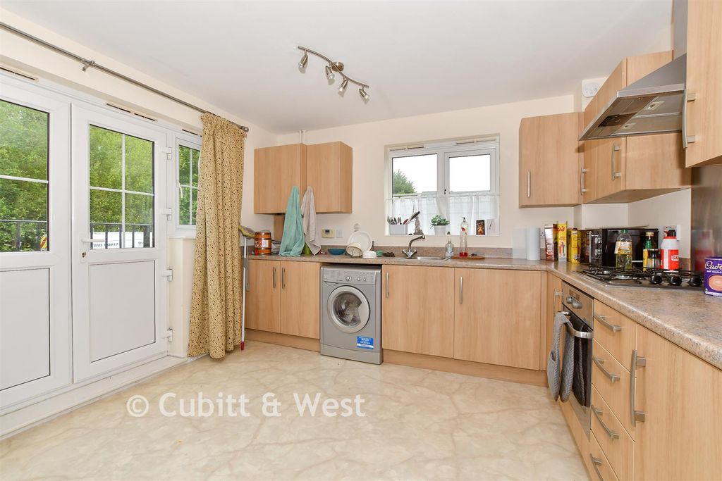 Property photo 1 of 9 Lounge/Kitchen