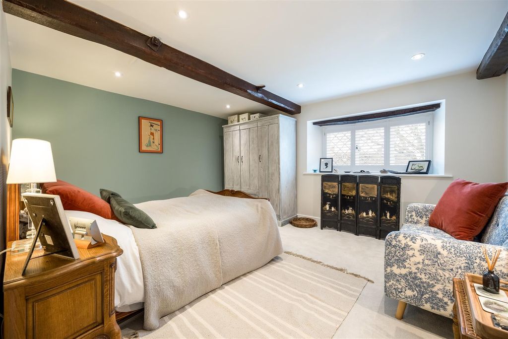 Property photo 2 of 15 Exceptionally Elegant And Roomy