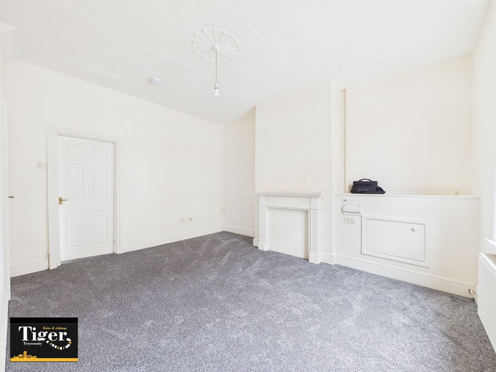 Property photo 3 of 12 Cam03440G0-Pr0682-Still004