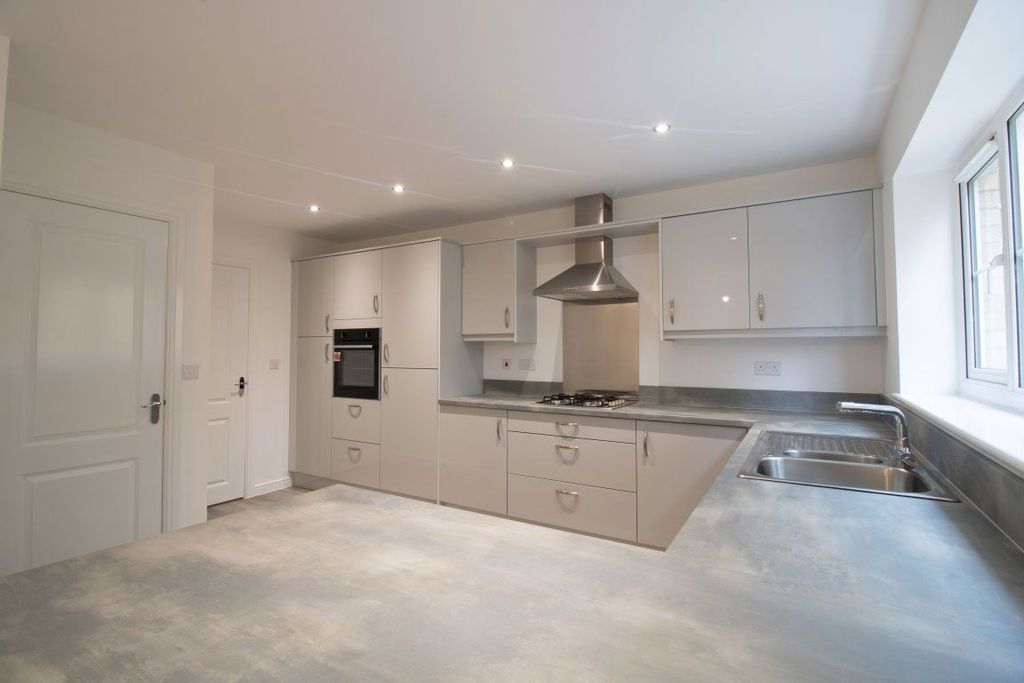 Property photo 2 of 32