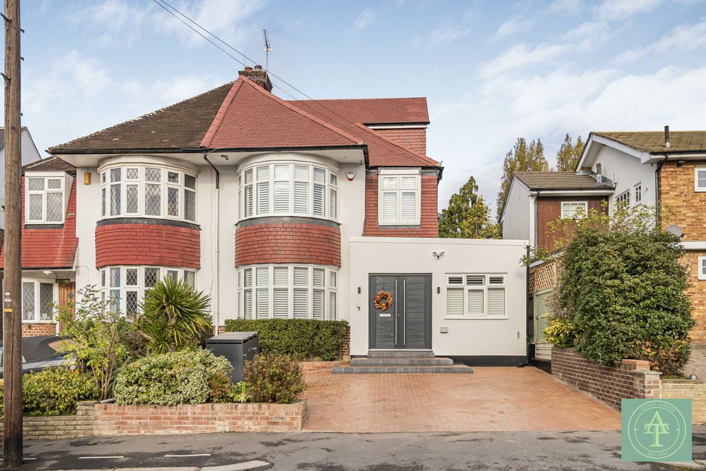 Property photo 1 of 34 5 Bedroom Semi Detached House
