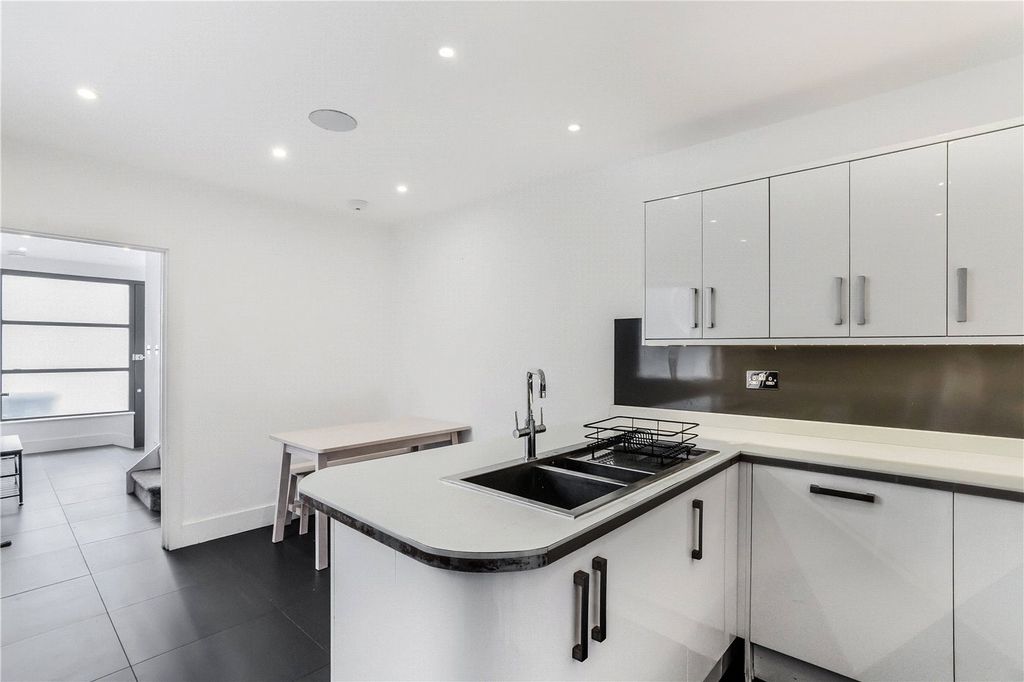 Property photo 3 of 11 Kitchen/Diner