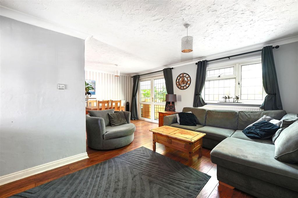Property photo 2 of 13 Wagner Close