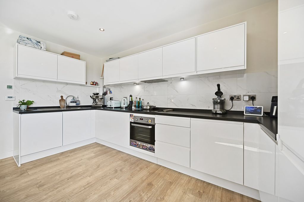 Property photo 3 of 14 Rcyopa- Flat 62 Lamborne House- Kitchen 3 (1)