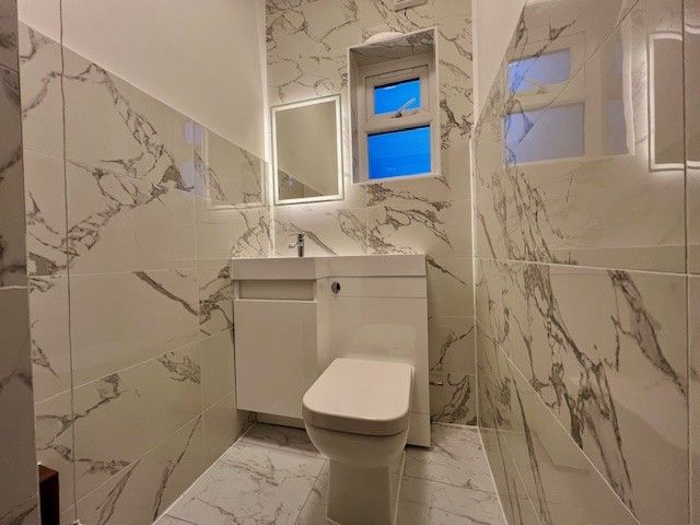 Property photo 3 of 17 En-Suite Bathroom