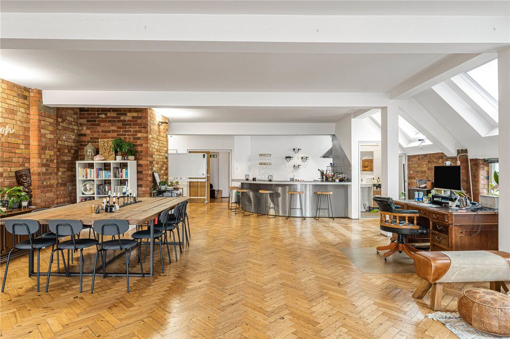 Property photo 3 of 19 Reception