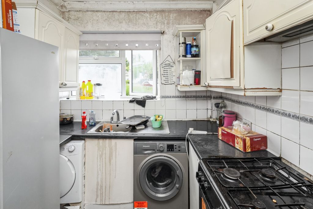 Property photo 3 of 19 34 Stevens Road, Dagenham, Essex, Rm8 2Qr