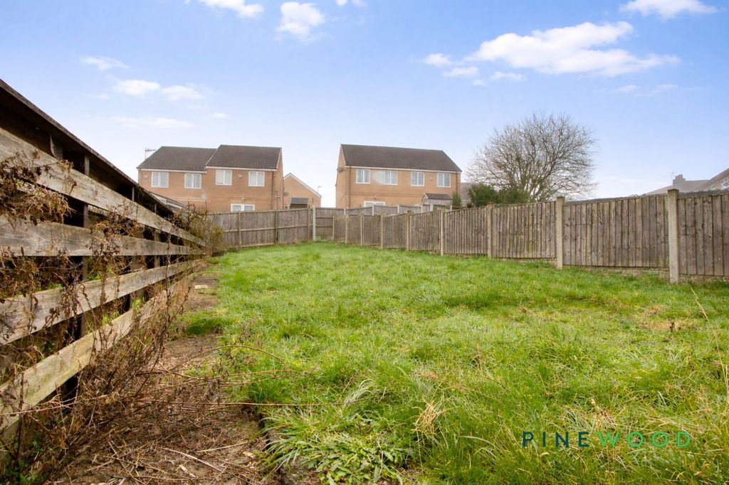 Property photo 2 of 11 Garden