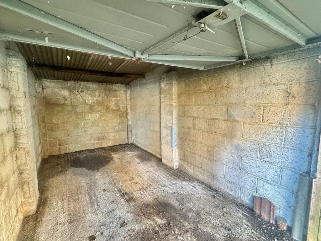 Property photo 3 of 4 Garage