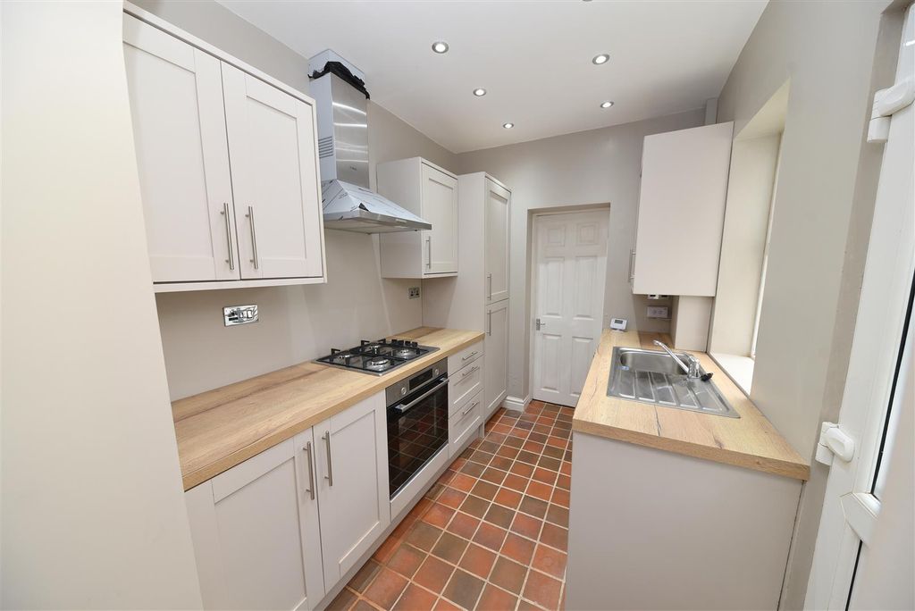 Property photo 3 of 21 Kitchen1.Jpg