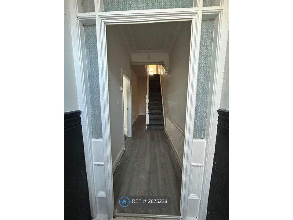 Property photo 3 of 14 Hall Way