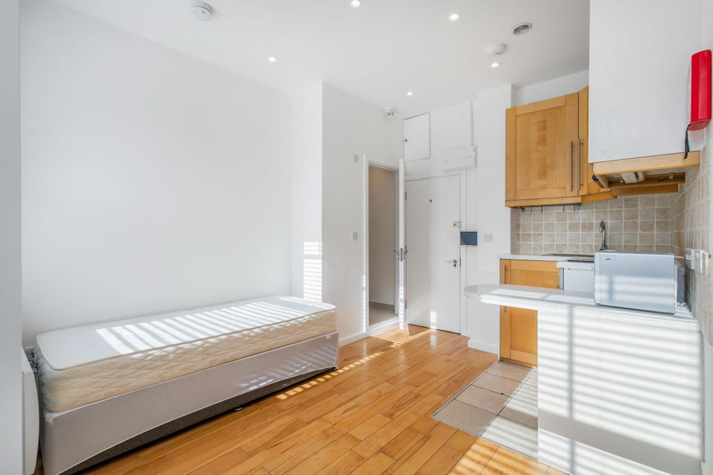 Property photo 3 of 10 Lounge