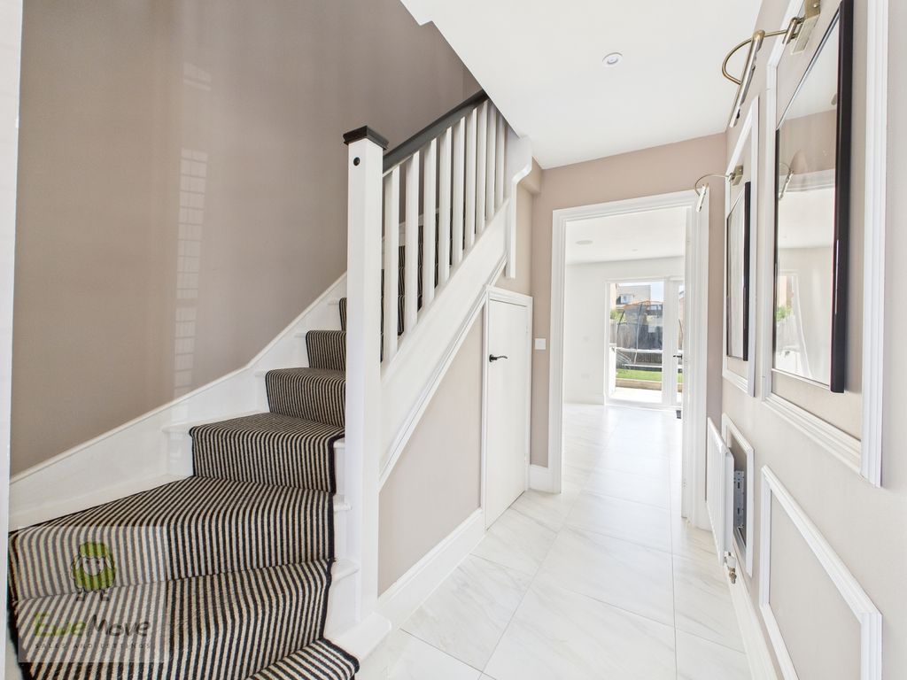 Property photo 2 of 21 Entrance Hall
