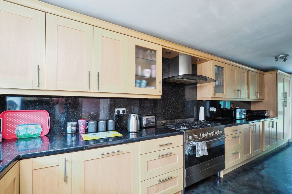 Property photo 3 of 16 Fitted Kitchen