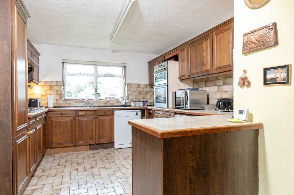 Property photo 2 of 19 Kitchen