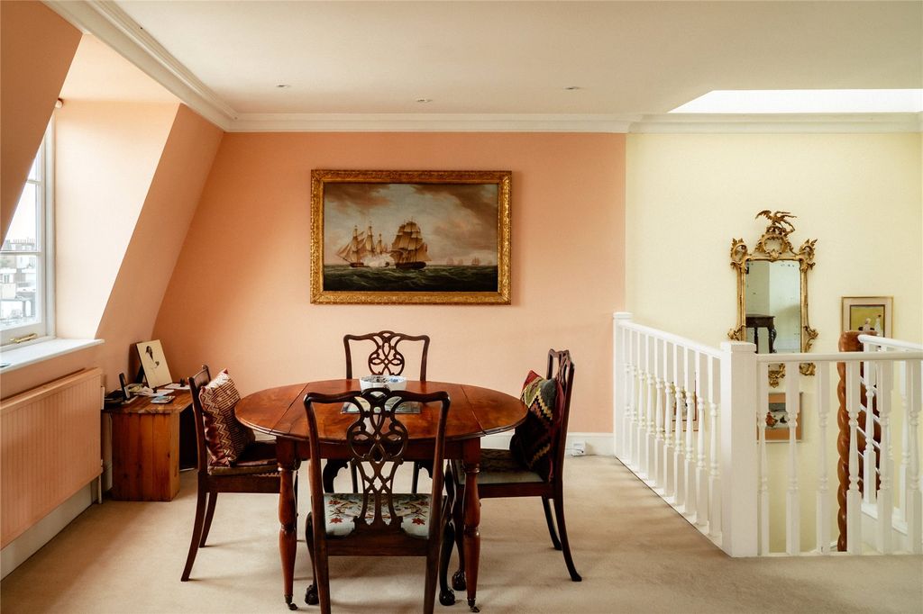 Property photo 3 of 10 Dining