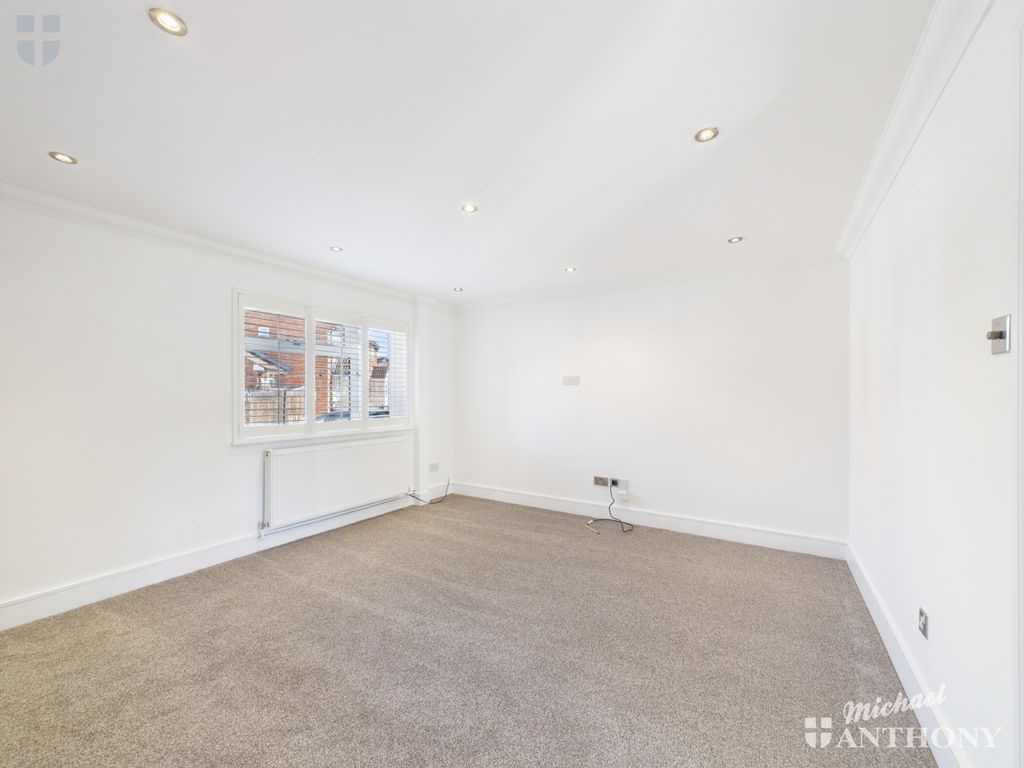 Property photo 2 of 15 Cam03218G0-Pr1175-Still003