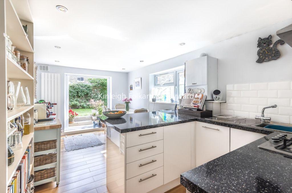 Property photo 1 of 5 97Ac15Ed-8834-4d7E-8