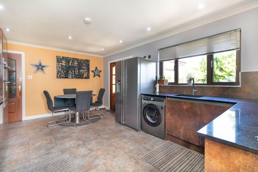 Property photo 3 of 30 Dining Kitchen