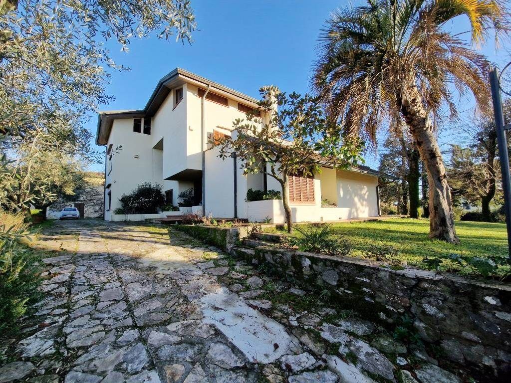 Property photo 2 of 30