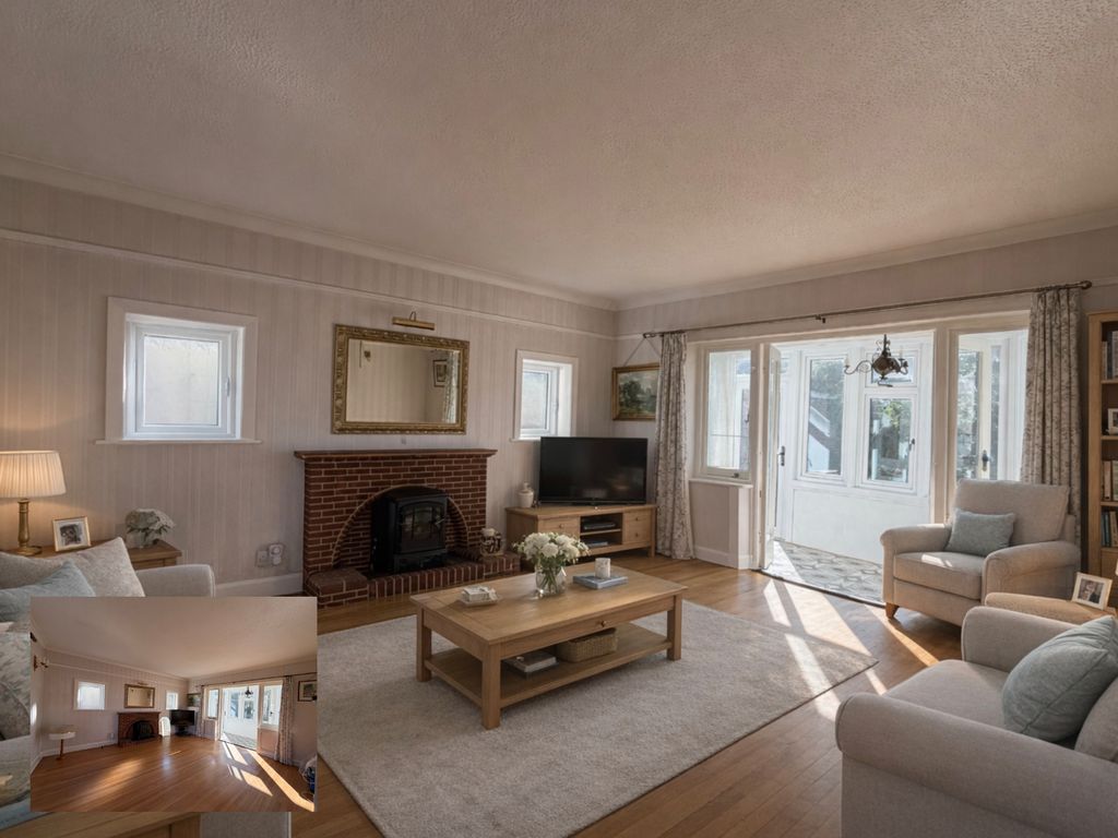 Property photo 2 of 11 Livingroon