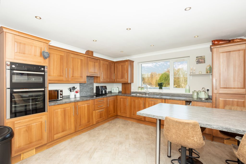 Property photo 3 of 40 Dine-In Kitchen