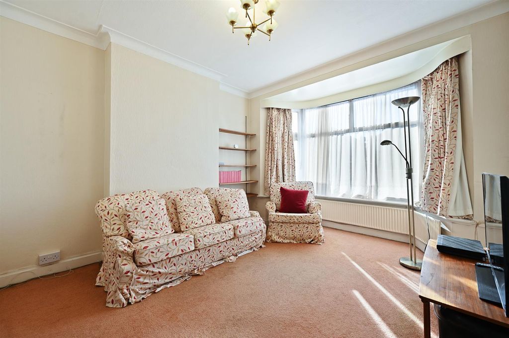 Property photo 2 of 12 Lr - 97 Cumbrian Gardens - 18 (1).Jpg