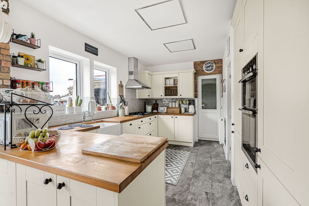 Property photo 2 of 12 Kitchen