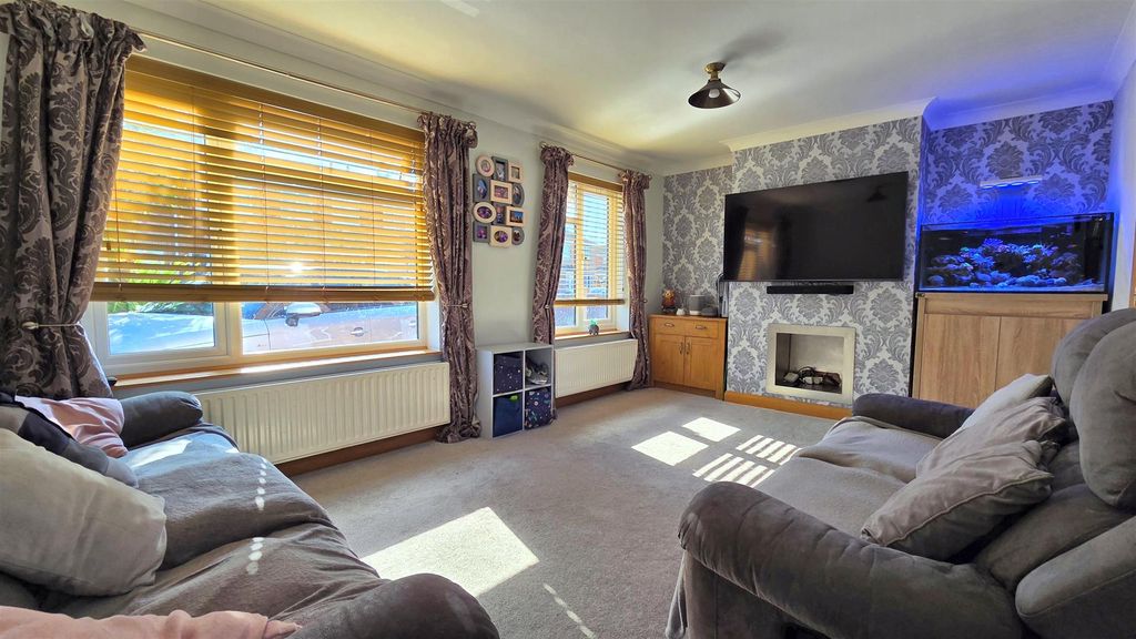 Property photo 2 of 11 Lounge