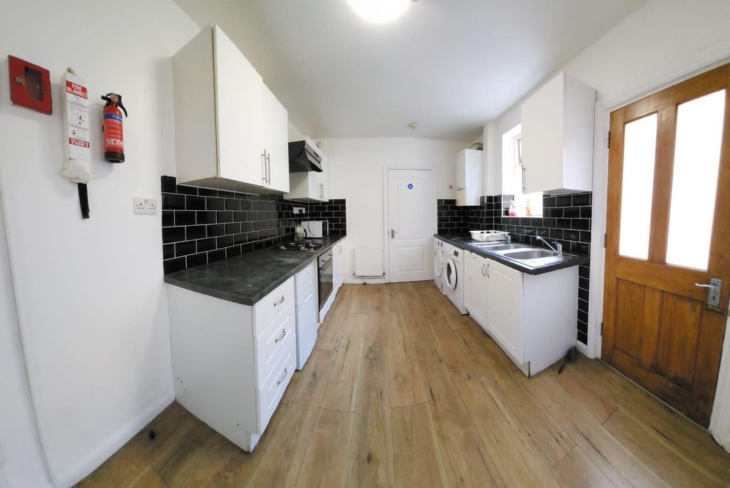 Property photo 3 of 6 Shared Kitchen