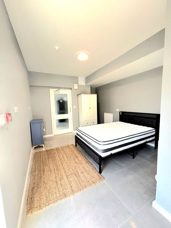 Property photo 2 of 9 Bedroom