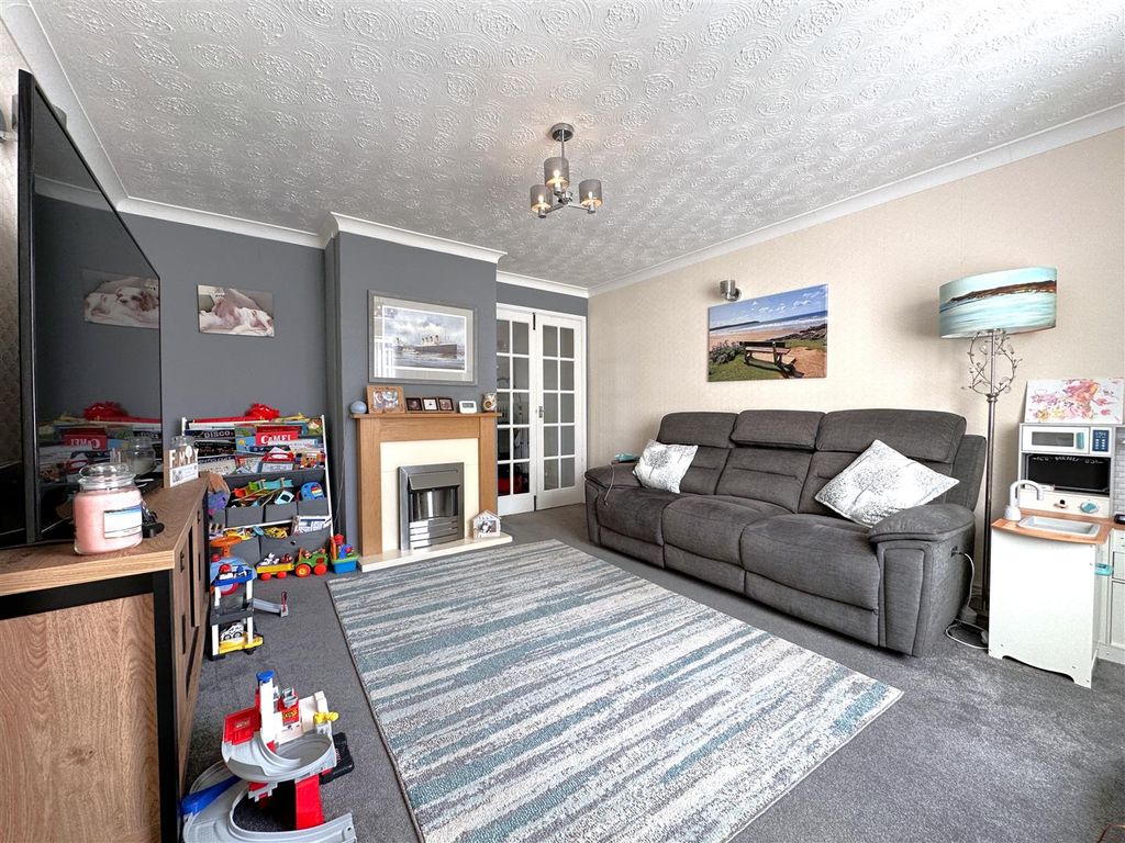 Property photo 2 of 14 Generous Lounge 603