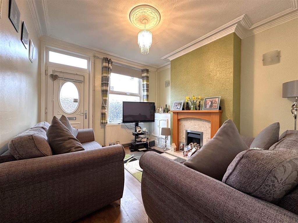 Property photo 2 of 16 Lounge 581