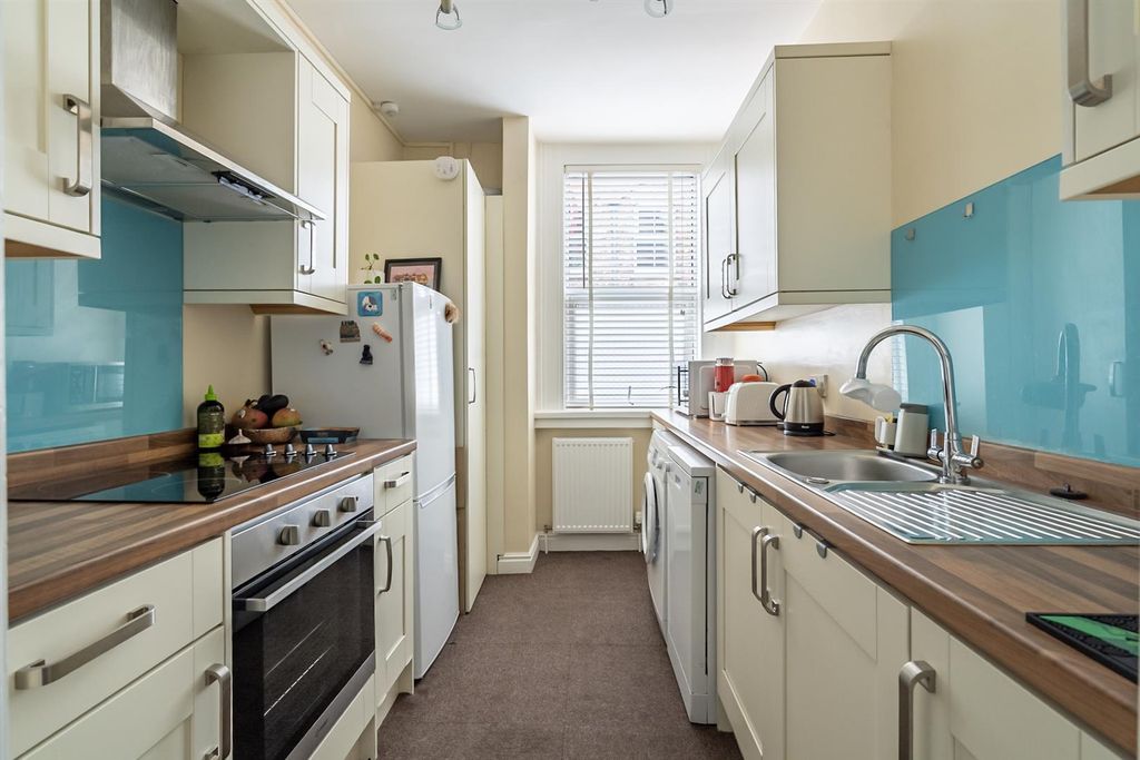 Property photo 2 of 10 Kitchen