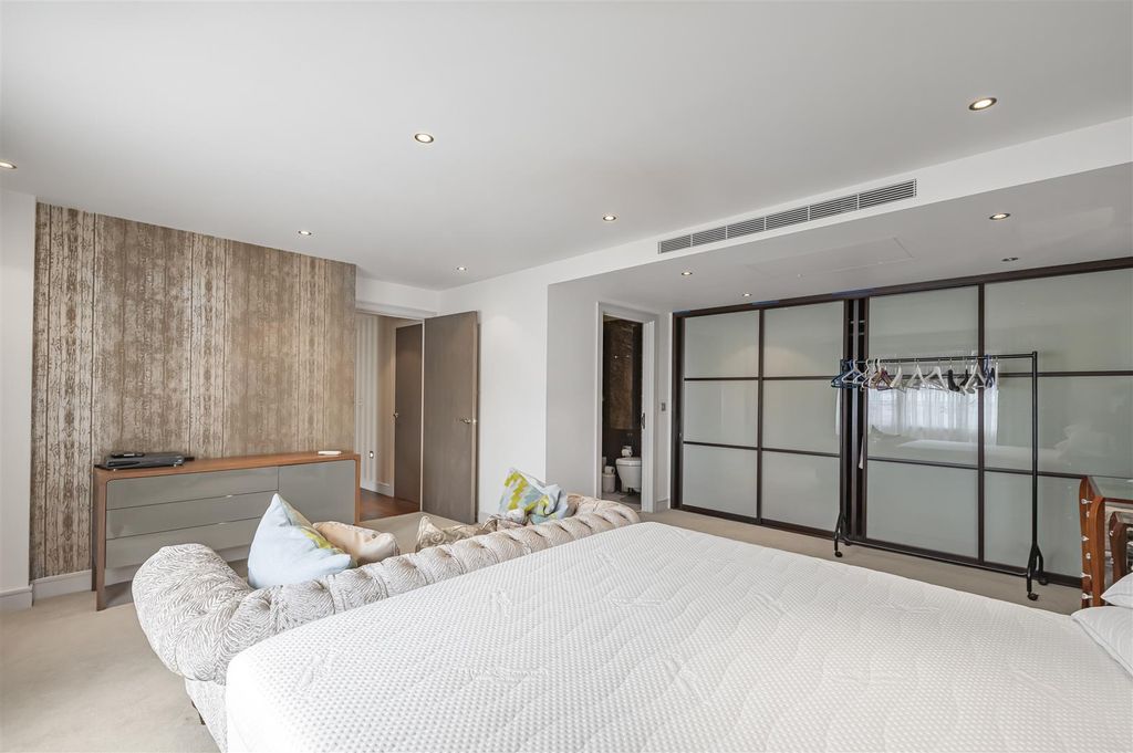 Property photo 3 of 22 Master Bedroom