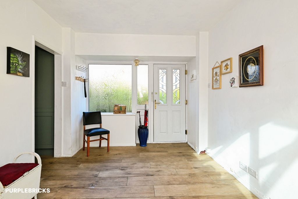 Property photo 3 of 28 Entrance Hall
