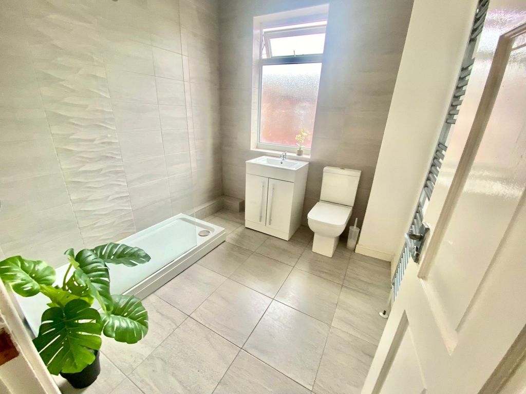 Property photo 2 of 12 Bright And Spacious Bathroom Suite Featuring A Mod...