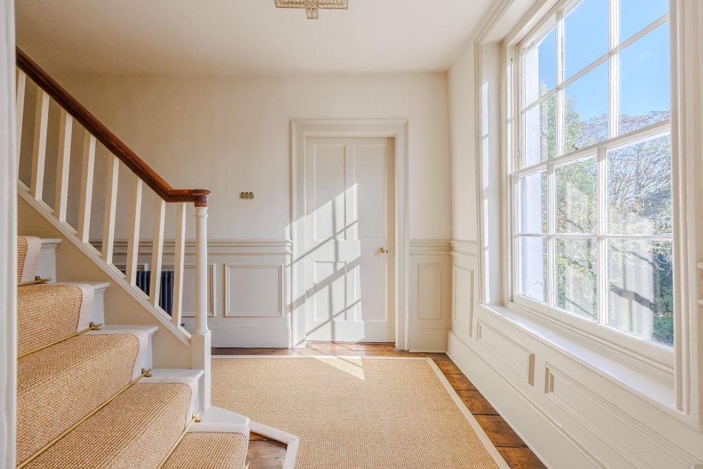 Property photo 3 of 46 Landing