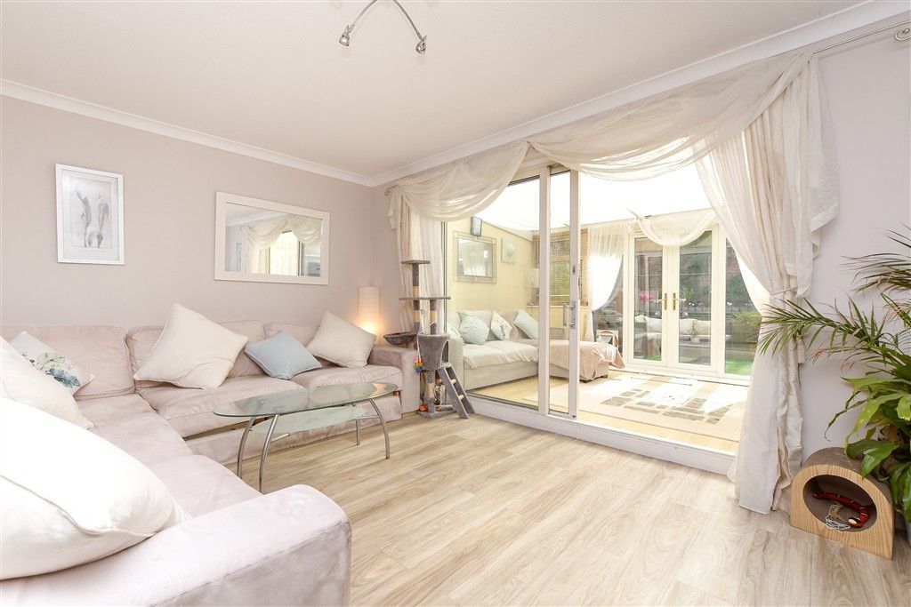 Property photo 3 of 16 Lounge