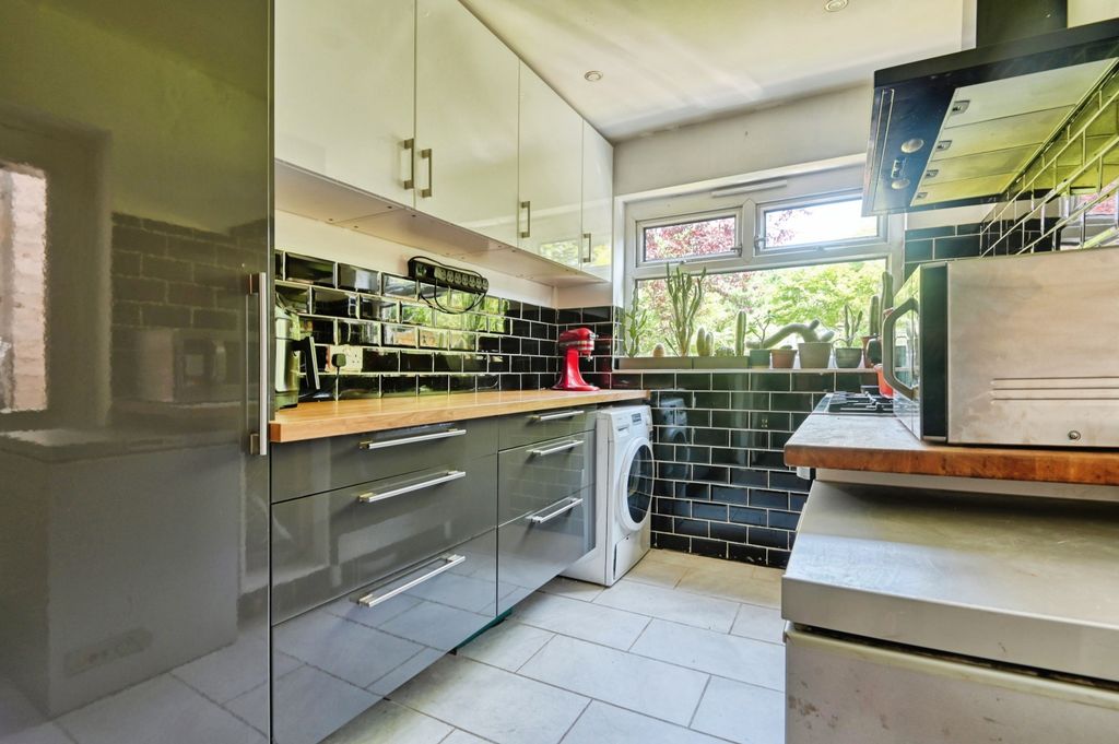 Property photo 3 of 16 Kitchen