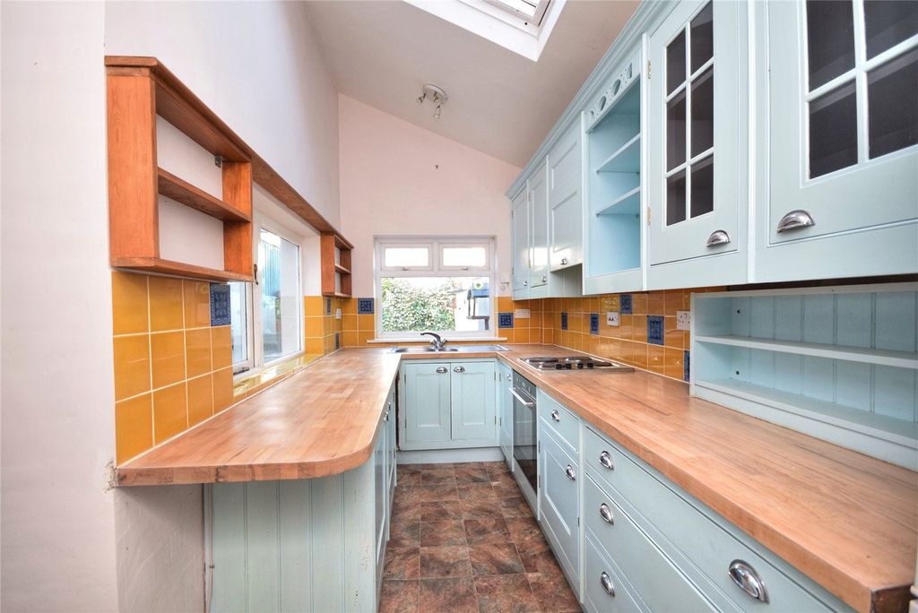 Property photo 3 of 19 Kitchen