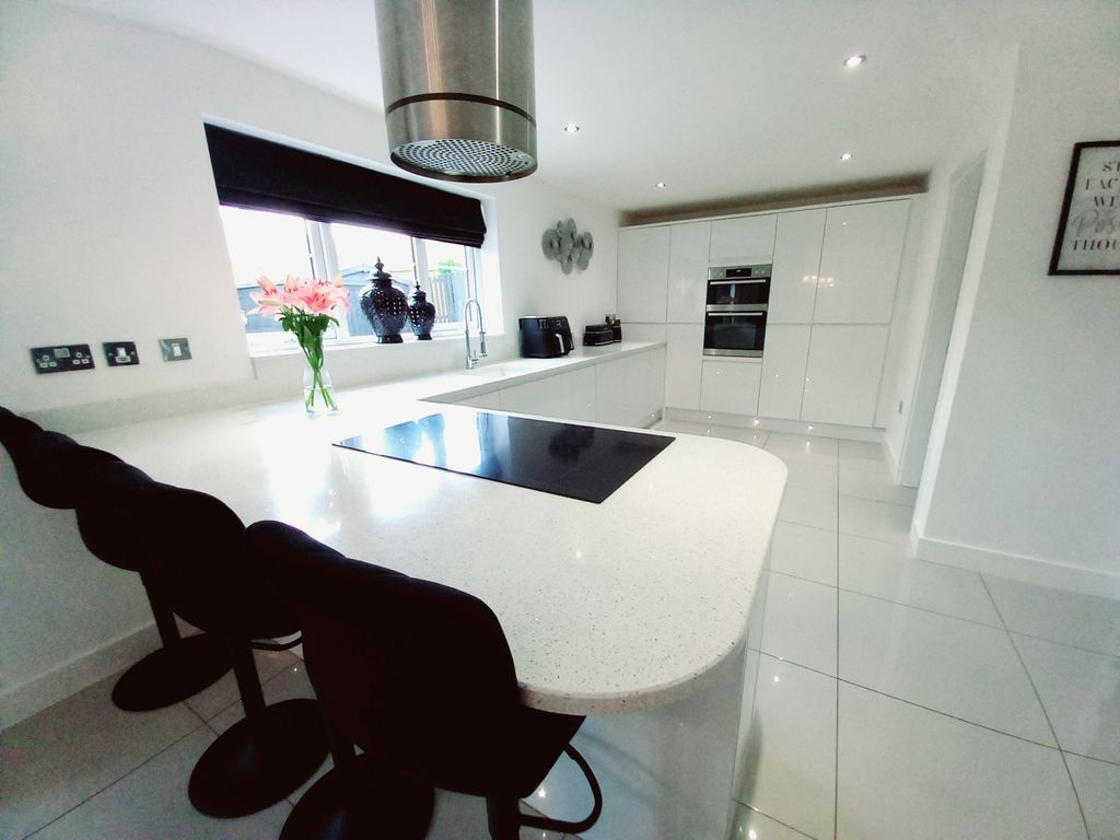 Property photo 2 of 24 Dining Kitchen