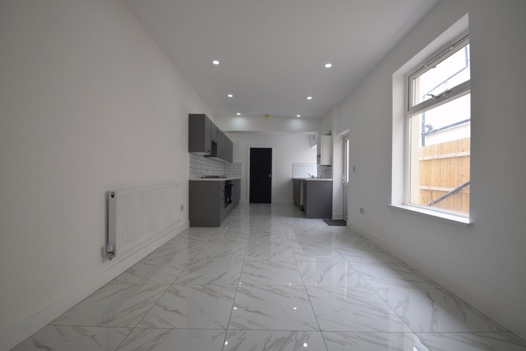 Property photo 1 of 11 Photo 4