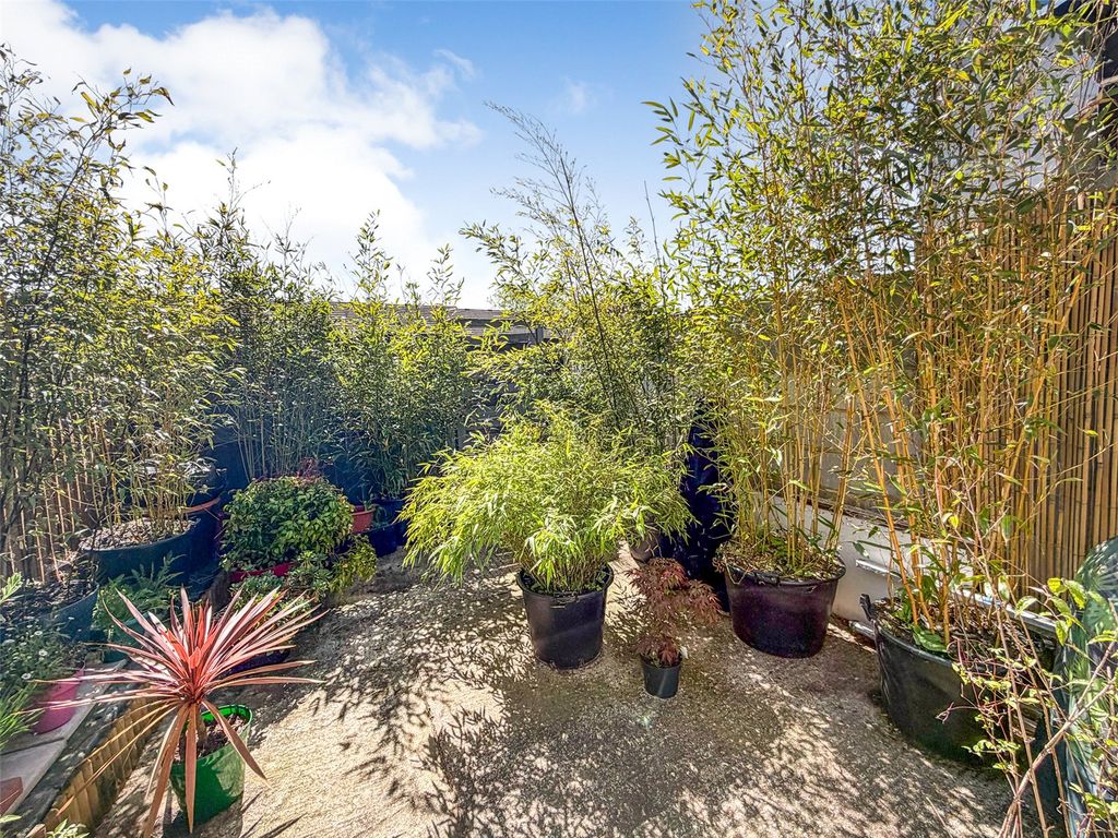 Property photo 2 of 18 Picture No. 16