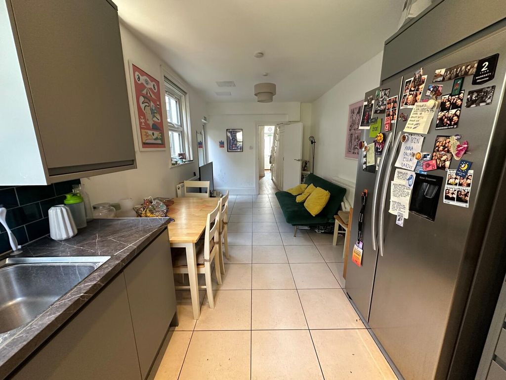 Property photo 2 of 9 Kitchen