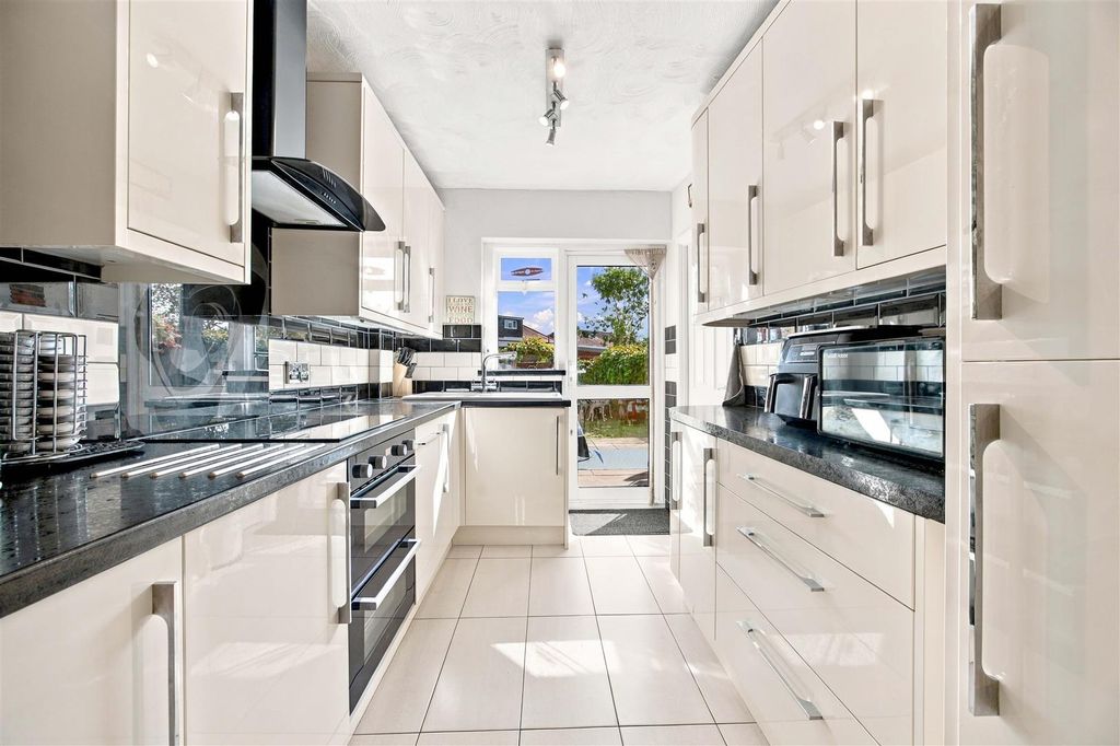 Property photo 3 of 16 Kitchen