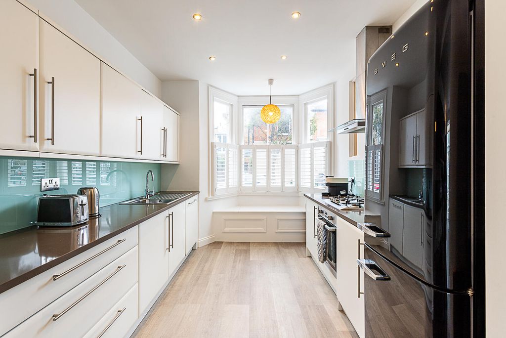 Property photo 2 of 20 Ipse2 - Upper Maisonette Flat, 48 Upcerne Road.Jpg