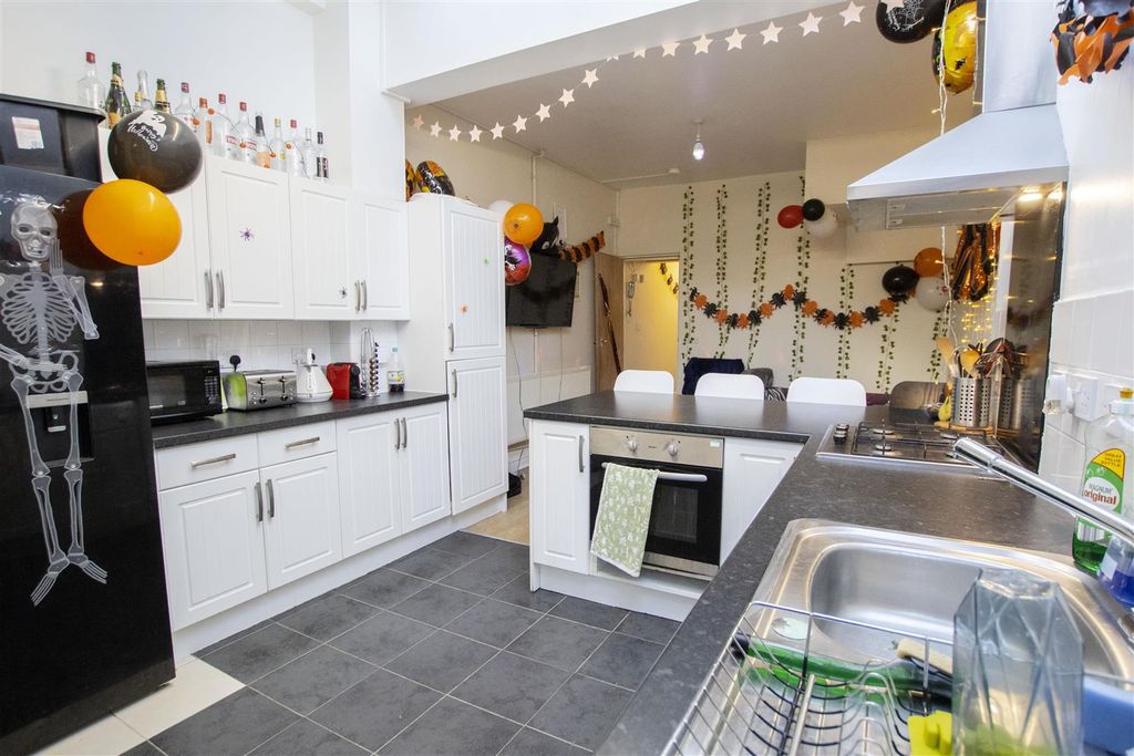 Property photo 1 of 11 Approach